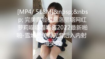 豐滿少婦邊看手機邊自摸