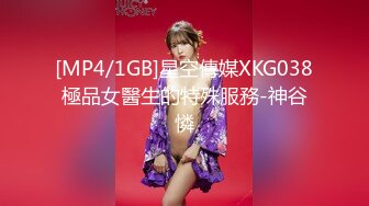 地铁上偶遇小美女专心玩手机 乘机狂拍她漏出的大奶小葡萄