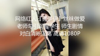 小直男本来想在色情音像店里打飞机,没想到被店员调教猥亵 下集