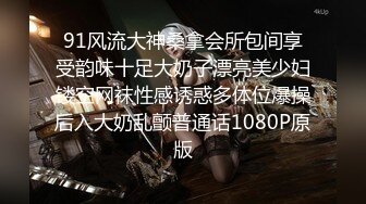 丰乳肥臀长相甜美妹子和炮友居家啪啪，开档露屌裤特写口交，第一视角抽插猛操晃动奶子