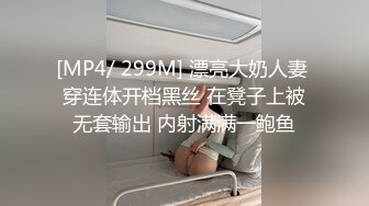 初为人妻老公忙着工作自己在家耐不住寂寞居然对着电脑脱衣服自慰