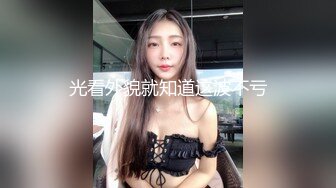 [MP4]已婚騷人妻家裏沒人陪狼友發騷，農村大院屋裏騷完院裏騷，聽狼友指揮互動撩騷揉奶玩逼看特寫，精彩不要錯過