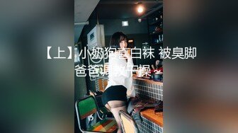 寂寞美女轻轻抚摸黑木耳