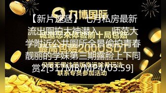 女友来家里做客没想到被推到按在床上疯狂输出！直呼不要这样！