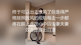 这少妇的逼逼会咬人啊，撅着屁股让大哥抠弄，听狼友指挥爆虐骚穴，逼里塞圣女果让大哥手伸进去抠出来真刺激