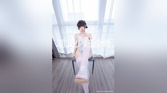 饥渴熟女厨房玩大黄瓜 身材性感诱惑