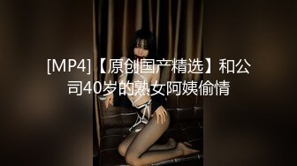 探花的小伙子带回个喝醉熟女，扒掉衣服内裤掰穴插入，猛烈撞击大屁股，被操醒搞的水声哗哗