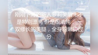 约了一位身材丰腴性感的公关女先拍人体写真然后鸳鸯浴回床激情肉战