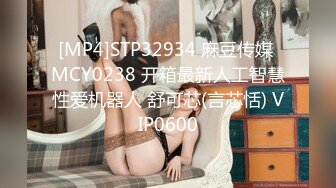 主题酒店情趣圆床上帝视角偷拍胖哥先把苗条美女炮友摸的淫水直流，再用力插她的小逼