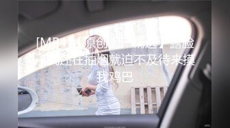 厕拍大神潜入美食城内女厕偷拍顾客和服务员尿尿地面常年擦的十分光亮，反射的大屁股和真屁股遥相对应