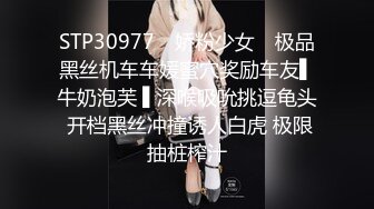 [MP4/ 919M] 苗条贫乳小姐姐被眼镜男各种操，骑乘抽插后入撞击，边后入边给旁边小哥打飞机