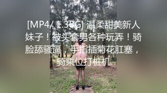 抄底超市裏齊逼藍裙黃內內騷女,陰唇輪廓特別清晰