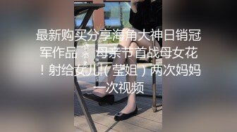 纹身渔网人妖光滑肌肤肉感满满掰开屁股玩屁眼手指插入插出胯下吃JJ撅起屁股啪啪俩屌一起射