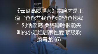 双飞两漂亮美女 换上情趣黑丝轮着操美女操逼不配合中途回退了对话很有意思