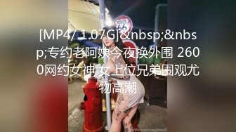 熟女妈妈 儿子在家小马拉大车 这个车不好开 还是后入舒坦撞击妈妈的肥臀 妈妈也配合着迎接儿子的撞击