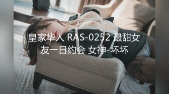 偷拍网吧上网的长发眼镜妹亮眼的细长腿