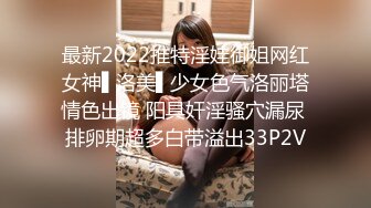 商场女厕全景偷拍浅绿色套装美女的小嫩鲍