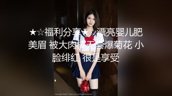 新来的妹子清纯粉嫩，逼逼好美洗干净了伺候小哥深喉大鸡巴，自己自慰骚穴让小哥草嘴，吃奶子压在身下爆草