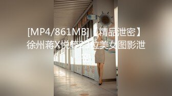 白皙性感的美女嫩模艾栗栗被3男高价钱约到公寓啪啪,同时伺候3人忙不过来,每次只能被2人同时插.