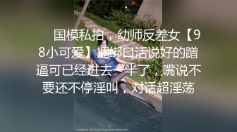 新流出黑客破解家庭网络摄像头偷拍❤️玩具发烧友小哥中午和媳妇在客厅啪啪