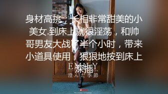 弯鸡巴小伙趁着周末操场无人带着女友啪啪感受大自然的气息