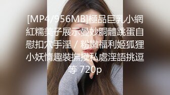 露脸女友对着镜头自慰发骚