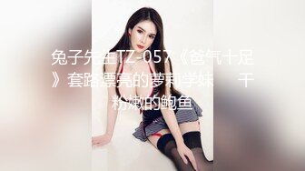 群购买大胆肉丝美腿牛仔短裤学生妹拿着自拍杆在教室露奶露阴自慰说想舔自己奶还淫叫出声音也不怕同学撞见