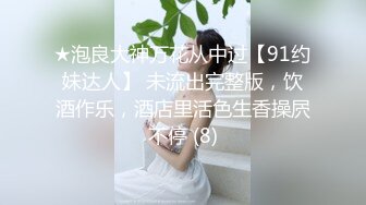 无毛逼风骚少妇看着黄片让大哥草，无套揉脸侧身吃着奶子草着逼，疯狂输出浪叫不断，直接让大哥射床单上刺激