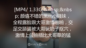 洗浴会所保安躲藏在排气扇通风口附近手持偷拍女浴客洗澡貌似有几个身材还可以