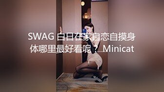 成熟的女人玩火跳跃的孩子穿着