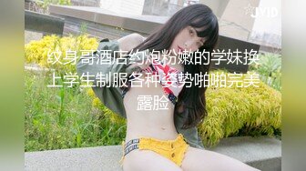 完美露脸大奶巨乳妹子道具自慰，假屌插逼，阴唇分开可以清晰看到洞洞里面