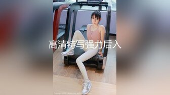 邊看美劇邊享受性感女友的口活服務 豐滿身材十分誘