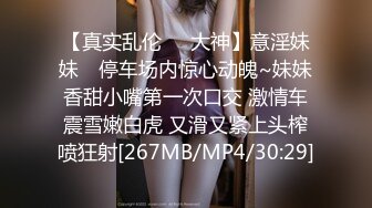 妈妈和女儿一起激情大秀，年轻漂亮的女儿露脸被骚妈拿道具不停抽插玩弄，浪叫呻吟表情好骚精彩互插别错过