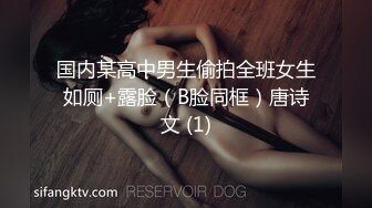 TS美巧妖主情趣调教贱奴，把脑袋夹裤裆里让她舔，刮刮鸡巴毛然后再撸着玩