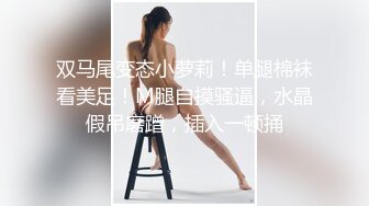 伪娘人妖户外大胆露出自慰，天桥底下，身后人来人往、车来车往，真是艺高人胆大，佩服至极！