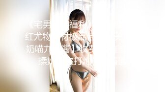 短发女孩澡堂的快乐 边泡澡边吃东西