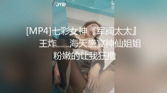 卫生间固摄身材苗条美眉洗香香