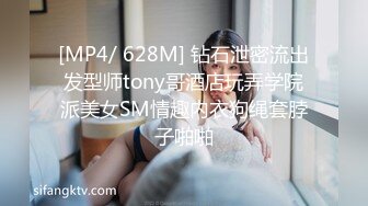 公司厕所偷拍美女下属脱了文胸让领导玩奶，一边给领导吹箫打飞机