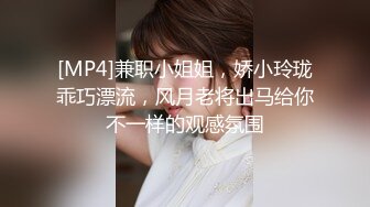 商场女厕全景偷拍 蓝色牛仔裙妹妹轻轻擦穴毛毛很少