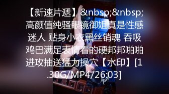 超市跟随偷窥漂亮美眉 男友在也要抄 蓝色蕾丝花边小内内 饱满性感大屁屁