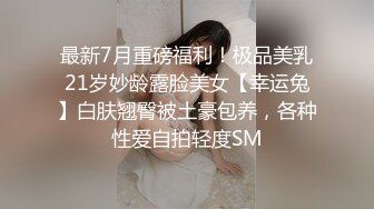 时尚牛仔裤女孩进屋就脱光上衣露出弹性美乳迫不及待吃JJ深喉兴奋在激情啪啪口爆