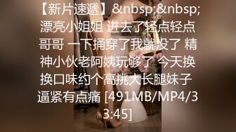 曾经的网吧公厕网红脸女王，强力回归，再现公厕4个手指插穴