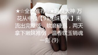 家中沙发上先把肥臀性感的漂亮美女玩弄到快高潮,高清