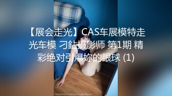 90後嫩妹打開窗戶脫光趴著被大叔拽頭髮後入暴操