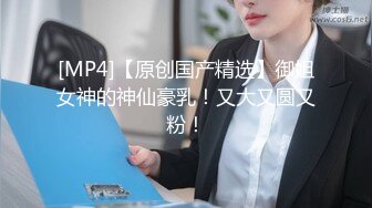 龙哥探花3P极品小骚货，抱着亲小嘴吃奶子玩弄，口活按摩棒玩阴蒂揉骚奶子，按在电脑桌前爆草续