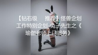 变态男躲女厕偷拍美女上厕所