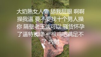 【小小寻花】约操骚熟女驾车带回房间操逼，进来就脱光开操，猛怼骚穴骑乘位，浪叫呻吟不断