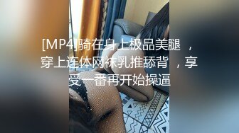 极品骚母狗跪着给大哥舔弄大鸡巴，样子好骚无毛白虎逼，让大哥无套抽插爆草