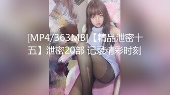 露脸女跪下吃鸡巴