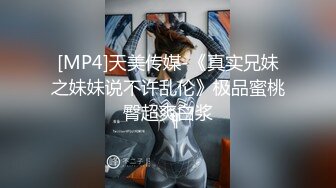 这妞跟两个小哥玩3P，全程露脸丝袜情趣口交两个大鸡巴